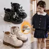 Botas de algodão de cor sólida para crianças, nova coleção outono/inverno 2026, forradas com fleece, com enfeites de flor de pérola e laço, antiderrapantes, quentes e no estilo de coturnos