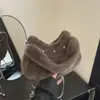 Bolso de mano de felpa popular de nicho de otoño para mujer, nuevo estilo de moda 2025, bolso cruzado casual con cadena para el hombro