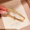 Pulseira com fecho de encaixe em formato de cruz dupla envolta, banhada a ouro 18K real com zircônias, acessório feminino versátil estilo vintage francês