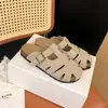 Versão Couro 2026 Verão Novo Estilo Couro Genuíno Vazado Sola Grossa Bico Fechado Estilo Birkenstock Meia-Sapatilha Feminina para Uso Externo