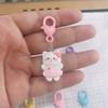 Llavero con forma de anillo de natación con hebilla de amor, personaje de dibujos animados, bonito y creativo colgante para bolso, regalo para novias.