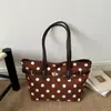 Bolsa de mão retrô de outono e inverno de grande capacidade, bolsa tote feminina, novo estilo 2026, bolsa de ombro simples de bolinhas, atacado