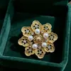 Broche Retro Floral Hueco con Perlas Dorado con Strass Versátil para Trajes Abrigos Boutonnières Pequeños Accesorios para Banquetes