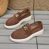 2026 novo estilo mocassins baixos unissex de camurça com bico redondo, versáteis e afinam a silhueta, estilo casual britânico, sapatos slip-on com sola grossa