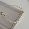 Diadema sencilla de color caramelo con tiras finas y onduladas para niña, ideal para salir, lavarse la cara, maquillarse y usar como tarjeta de presión para el cabello.