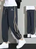 Pantalones deportivos de estilo nuevo 2026 para jóvenes, con franjas laterales para hombre, pantalones jogger versátiles, pantalones largos de retazos, pantalones casuales holgados