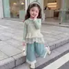 Conjunto de tres piezas con tirantes de lunares estilo coreano para niñas, nuevo atuendo de moda de primavera y otoño 2026 para niñas pequeñas