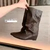 Versão em couro, aumento interno de 5 cm de altura, bico quadrado, modelagem solta, bota de moda plissada de comprimento até a panturrilha, feminina, novidade para outono/inverno 2026