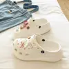 Song Xiaoke 2026 Modelo Nuevo para Aumentar la Altura Suela Gruesa Simples Casuales EVA Puntera Cerrada Zuecos para Mujeres y Parejas para Uso al Aire Libre