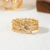 Anillo de Luz de Zirconia Incrustada en Oro Real Chapado en Cobre Transfronterizo Europeo y Americano Lujo Ligero Sensación de Alta Gama Anillo para el Dedo Joyería de Mano Versátil Fabricante Venta al por Mayor en Stock