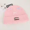 Gorro de tricô em mistura de lã estilo coreano inspirado na dopamina com laço, projetado para mulheres, proporcionando calor e proteção para as orelhas no outono e inverno, adequado para estudantes