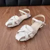 Sandálias tecidas estilo retrô francês em couro macio para mulheres, novo estilo primavera 2026, design nicho vazado, bico fechado, sapatos romanos com salto grosso confortáveis