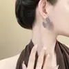 Pendientes de botón de girasol de lujo ligero para mujer, modernos, estilo exagerado, adornos para la oreja, chapados en cobre, oro real de 18 quilates, pendientes versátiles de alta gama, estilo nuevo