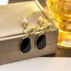 Pendientes Piercing de Moda y de Alta Gama Incrustados con Diamantes Negros para Mujer en Otoño e Invierno, Versátiles Pendientes de Clip Triángulo de Lujo Ligero al por Mayor