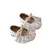 Sapatos pequenos de couro com cadarço para crianças, nova coleção primavera 2026, estilo coreano, sapatos de princesa da moda para meninas, bico fino, bolinhas, laço, modernos