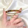 Pulseira de Aço Inoxidável Mais Vendida para Mulheres, Pulseira Circular de Alto Padrão Banhada a Ouro com Diamantes, Joia Tendência de Aço Titânio de Luxo Leve