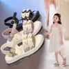 Sandalias para niñas verano 2025 nuevos zapatos de princesa de moda para niños zapatos de suela blanda para niñas niños medianos y grandes zapatos de playa para estudiantes