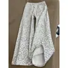Chao Li tiene en stock los nuevos jeans de otoño para mujer de cintura alta, corte holgado, adelgazantes, con caída, de pierna ancha y largo hasta el suelo en color café con leche con estampado de leopardo