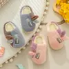 Pantuflas de algodón para niños, zapatos a juego para padres e hijos, forradas de felpa y engrosadas, suela suave, diseño de dibujos animados moderno y lindo, aptas para niños y niñas, pantuflas de interior