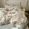 Juego de ropa de cama de cuatro piezas estilo coreano, etéreo, cálido y cómodo, con funda de edredón de forro polar coral de doble cara, sábana bajera y faldón de cama, perfecto para una estética juvenil.