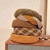 2026 Verano Nuevo Estilo Zapatillas de Caña Alta Retro Antideslizantes Diadema de Ala Ancha para Mujer Accesorio Versátil para el Cabello