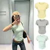 Camiseta de manga corta con cuello redondo y hombro irregular, nuevo diseño de verano en negro, elegante y estiliza la figura con un efecto de ceñido a la cintura