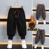 Pantalones deportivos nuevos de invierno para niño 2025 Pantalones gruesos con forro polar para niños Pantalones largos deportivos casuales de otoño e invierno para niño