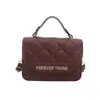 Bolso pequeño cuadrado elegante y versátil con correa de cadena, un diseño popular del verano de 2026