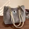 Bolsa Tote de Veludo Grande Capacidade Transfronteiriça para Mulheres 2026 Novo Design de Nicho Bolsa para o Dia a Dia Casual Retro Bolsa de Ombro Tendência