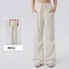 Calça esportiva casual feminina de perna reta, cintura alta, modeladora, com bolsos grandes tipo patch, perna larga, cobre o quadril, cintura elástica com cordão, calça de ioga
