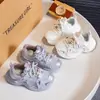 Tênis Casuais Respiráveis de Malha para Meninas 2026 Primavera/Outono Novos Sapatos Confortáveis de Solado Macio para Crianças Tênis Esportivos para Corrida Tendência