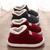 Zapatos de algodón afelpado para mediana edad y ancianos mujeres invierno hogar interior doméstico suela gruesa antideslizante cálidos cobertura total pantuflas de algodón hombres venta al por mayor