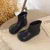 Botas de tornozelo femininas estilo retrô com biqueira dividida, nova coleção outono/inverno 2026, com sola macia, cano justo, botas versáteis estilo britânico, botas Martin infantis