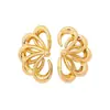 Un par de elegantes pendientes de media flor con diseño calado para mujer, perfectos para uso casual y diario.