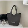 Bolsa de mano tipo tote simple de estilo coreano al por mayor para mujer 2025 Verano Nuevo Gran Capacidad Hombro Único Lona Versátil Bolso de Axila