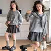 Conjunto de Roupa de Outono para Meninas 2026 Novo Fashionável Cinza Moletom de Manga Longa e Saia de Lã Conjunto de Duas Peças para Crianças Mais Velhas