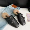 Zapatillas de punta con hebilla de estilo británico para mujer, zapatos de pelo, slip-on, mules planos para exteriores, cómodos, huecos tallados