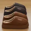 Pantuflas de algodón PU para mujer, de suela gruesa, antideslizantes, forradas de felpa, cálidas pantuflas de algodón para interior y exterior, de punta cerrada, pantuflas impermeables para hombre, venta al por mayor de invierno
