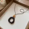 Colar pingente oval irregular artístico vintage para mulheres, design de nicho com um toque de luxo, corrente para suéter, acessório de luxo leve
