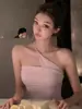 Top Bandeau Rosa de Lujo Ligero de un Solo Hombro para Mujer Verano 2026 Estilo Suave Huesos de la Clavícula Expuestos Cintura Adelgazante Chaleco Elegante