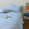 Elegante juego de sábanas de algodón de fibra larga con finas rayas para primavera-verano, juego de cuatro piezas, ropa de cama estilo nórdico para casa de huéspedes, funda de edredón simple de tres piezas