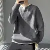 Suéter resistente para hombre estilo retro americano con cuello Henley, nueva colección otoño/invierno 2026, corte holgado, estética "old money", tejido casual