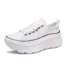 Zapatos de lona para mujer 2026 verano nuevo estilo zapatos que aumentan la altura punta redonda con cordones suela gruesa casual zapatillas blancas zapatos individuales para mujer