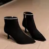 Nuevas botas cortas de mujer para otoño/invierno 2026, con forro de felpa, punta fina sexy, efecto adelgazante, diseño de moda, tacón esbelto y adornos de pedrería, creando un look elegante y con estilo
