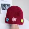 Touca de Lã Fashion com Patch de Flor Doce para Mulheres Inverno Nova Versátil Casual de Tricô para Afastar o Frio e Manter Aquecido Touca de Puxar
