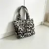 Bolso pequeño retro con estampado de leopardo, simple y elegante, perfecto para llevar lo esencial, tu lonchera y como bolso de mano para oficinistas.