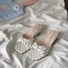Sandalias de plataforma de cuña estilo hada con lunares y una tira para mujer, verano 2026, nuevo estilo para usar afuera con faldas, chanclas que aumentan la altura