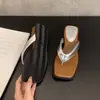Sandalias de verano para mujer con suela blanda para uso en exteriores, nuevas chanclas plateadas de estilo de hada francés, sandalias de dedo con plataforma gruesa, zapatos de playa
