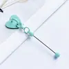 Gancho adesivo DIY em formato de coração para copos de água de mesa, pingente de gancho adesivo, fivela de metal em formato de coração sem furos, atacado do fabricante