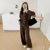 Nueva colección de otoño e invierno: conjunto de dos piezas moderno para mujer con diseño de dos piezas falso, detalles de patchwork, un suéter de botones y pantalones de pierna ancha